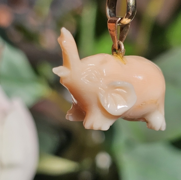 18k Carved Elephant Pendant - Picture 2 of 7